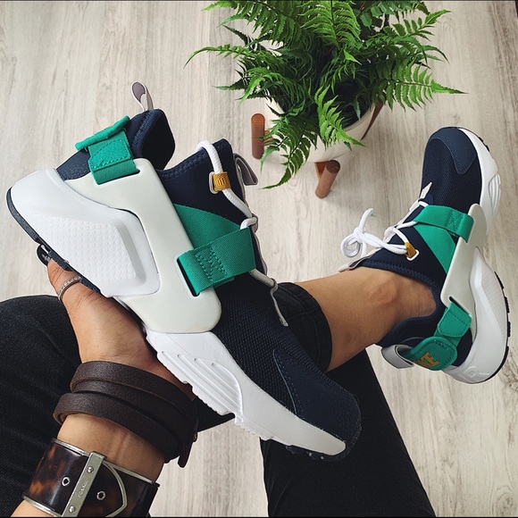 nike air huarache city low on feet